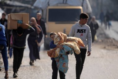 Şiddetli Sağanak, Gazze 'de Öğrenci Çalışmaları ve Aileler Yardım Alırken Yaşamı Bozuyor. 10 Aralık 2025 Gazze, Filistin: Gazze Şeridi 'nde bugün sağanak yağış yağdı ve vatandaşların günlük yaşamlarına daha fazla yük bindirdi 