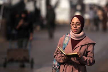 Şiddetli Sağanak, Gazze 'de Öğrenci Çalışmaları ve Aileler Yardım Alırken Yaşamı Bozuyor. 10 Aralık 2025 Gazze, Filistin: Gazze Şeridi 'nde bugün sağanak yağış yağdı ve vatandaşların günlük yaşamlarına daha fazla yük bindirdi 