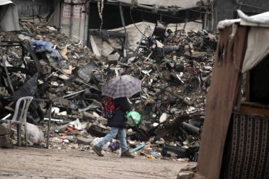 Gazze 'de Kış Fırtınası Şiddeti Şiddetli Sokaklar ve Hasarlı Sığınaklarla Mücadele Eden Aileler Giderek Artıyor. 11 Aralık 2025 Gazze, Filistin: Bugün Gazze Şeridi 'nde şiddetli bir kış fırtınası meydana geldi ve zaten zor olan yaşam koşulları daha da şiddetlendi