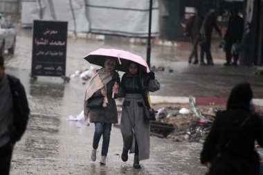 Gazze 'de Kış Fırtınası Şiddeti Şiddetli Sokaklar ve Hasarlı Sığınaklarla Mücadele Eden Aileler Giderek Artıyor. 11 Aralık 2025 Gazze, Filistin: Bugün Gazze Şeridi 'nde şiddetli bir kış fırtınası meydana geldi ve zaten zor olan yaşam koşulları daha da şiddetlendi