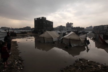 Sel Gazze 'deki Nafaq bölgesinde ve Al-Noor Mahallesi' nde Yerinden Edilme Çadırları 'nı vuruyor. 12 Aralık 2025 Gazze, Filistin: Şiddetli bir gece yağmuru Nafak bölgesi (hashem zimmo / thenews2)