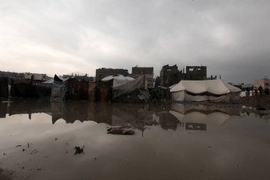 Sel Gazze 'deki Nafaq bölgesinde ve Al-Noor Mahallesi' nde Yerinden Edilme Çadırları 'nı vuruyor. 12 Aralık 2025 Gazze, Filistin: Şiddetli bir gece yağmuru Nafak bölgesi (hashem zimmo / thenews2)