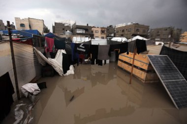 Sel Gazze 'deki Nafaq bölgesinde ve Al-Noor Mahallesi' nde Yerinden Edilme Çadırları 'nı vuruyor. 12 Aralık 2025 Gazze, Filistin: Şiddetli bir gece yağmuru Nafak bölgesi (hashem zimmo / thenews2)