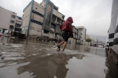 Sel Gazze 'deki Nafaq bölgesinde ve Al-Noor Mahallesi' nde Yerinden Edilme Çadırları 'nı vuruyor. 12 Aralık 2025 Gazze, Filistin: Şiddetli bir gece yağmuru Nafak bölgesi (hashem zimmo / thenews2)