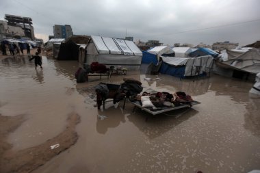 Sel Gazze 'deki Nafaq bölgesinde ve Al-Noor Mahallesi' nde Yerinden Edilme Çadırları 'nı vuruyor. 12 Aralık 2025 Gazze, Filistin: Şiddetli bir gece yağmuru Nafak bölgesi (hashem zimmo / thenews2)