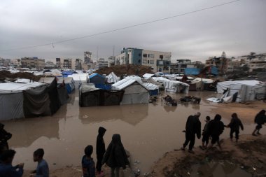Sel Gazze 'deki Nafaq bölgesinde ve Al-Noor Mahallesi' nde Yerinden Edilme Çadırları 'nı vuruyor. 12 Aralık 2025 Gazze, Filistin: Şiddetli bir gece yağmuru Nafak bölgesi (hashem zimmo / thenews2)