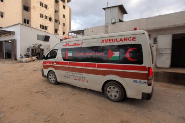 Gazze 'nin batısındaki araç saldırısında dört Filistinli öldürüldü. 13 Aralık 2025 Gazze, Filistin: Cumartesi günü çekilen fotoğraflar İsrail hava saldırısında öldürülen dört Filistinlinin cesetlerini gösteriyor (Hashem zimmo / the enews2)