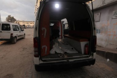 Gazze 'nin batısındaki araç saldırısında dört Filistinli öldürüldü. 13 Aralık 2025 Gazze, Filistin: Cumartesi günü çekilen fotoğraflar İsrail hava saldırısında öldürülen dört Filistinlinin cesetlerini gösteriyor (Hashem zimmo / the enews2)