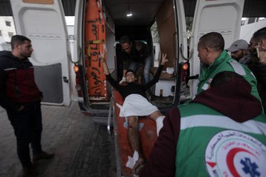 Gazze 'nin batısındaki araç saldırısında dört Filistinli öldürüldü. 13 Aralık 2025 Gazze, Filistin: Cumartesi günü çekilen fotoğraflar İsrail hava saldırısında öldürülen dört Filistinlinin cesetlerini gösteriyor (Hashem zimmo / the enews2)