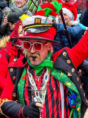 Noel Con, New York sokaklarına bayram tezahüratı getiriyor. 13 Aralık 2025, New York, ABD. SantaCon resmen New York 'u ele geçirdi. Yıllık etkinlik, Manhattan sokaklarını kırmızı takım elbiselerle doldurarak tam gaz devam ediyor (jeff rivera / the new ws2)