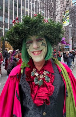 Noel Con, New York sokaklarına bayram tezahüratı getiriyor. 13 Aralık 2025, New York, ABD. SantaCon resmen New York 'u ele geçirdi. Yıllık etkinlik, Manhattan sokaklarını kırmızı takım elbiselerle doldurarak tam gaz devam ediyor (jeff rivera / the new ws2)
