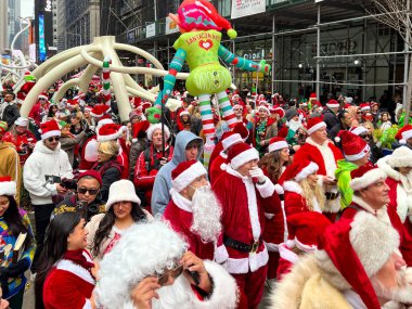 Noel Con, New York sokaklarına bayram tezahüratı getiriyor. 13 Aralık 2025, New York, ABD. SantaCon resmen New York 'u ele geçirdi. Yıllık etkinlik, Manhattan sokaklarını kırmızı takım elbiselerle doldurarak tam gaz devam ediyor (jeff rivera / the new ws2)