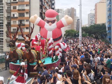 Sao Paulo (SP), Brezilya 12 / 12 / 2025 - Başkan Joao Goulart 'un yükseltilmiş otoyolu, Minhocao, Amerikan Noel kutlamalarından esinlenerek düzenlenen bir balon geçit törenine ev sahipliği yapacak. (leandro chemalle / the new ws2)