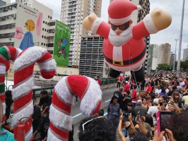 Sao Paulo (SP), Brezilya 12 / 12 / 2025 - Başkan Joao Goulart 'un yükseltilmiş otoyolu, Minhocao, Amerikan Noel kutlamalarından esinlenerek düzenlenen bir balon geçit törenine ev sahipliği yapacak. (leandro chemalle / the new ws2)