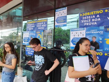 Sao Paulo (SP), Brezilya 12 / 14 / 2025 - Öğrenciler, Sao Paulo başkentinin merkez bölgesinde (leandro chemalle / thews2) UNIP Vergueiro ve Paraiso birimlerinde FUVEST giriş sınavının ikinci aşamasına geçmek üzere geldiler)