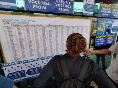 Sao Paulo (SP), Brezilya 12 / 14 / 2025 - Öğrenciler, Sao Paulo başkentinin merkez bölgesinde (leandro chemalle / thews2) UNIP Vergueiro ve Paraiso birimlerinde FUVEST giriş sınavının ikinci aşamasına geçmek üzere geldiler)