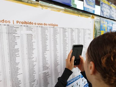 Sao Paulo (SP), Brezilya 12 / 14 / 2025 - Öğrenciler, Sao Paulo başkentinin merkez bölgesinde (leandro chemalle / thews2) UNIP Vergueiro ve Paraiso birimlerinde FUVEST giriş sınavının ikinci aşamasına geçmek üzere geldiler)