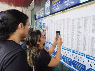 Sao Paulo (SP), Brezilya 12 / 14 / 2025 - Öğrenciler, Sao Paulo başkentinin merkez bölgesinde (leandro chemalle / thews2) UNIP Vergueiro ve Paraiso birimlerinde FUVEST giriş sınavının ikinci aşamasına geçmek üzere geldiler)
