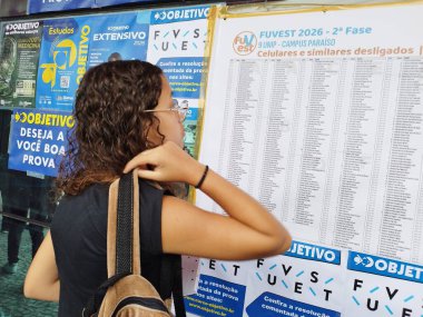 Sao Paulo (SP), Brezilya 12 / 14 / 2025 - Öğrenciler, Sao Paulo başkentinin merkez bölgesinde (leandro chemalle / thews2) UNIP Vergueiro ve Paraiso birimlerinde FUVEST giriş sınavının ikinci aşamasına geçmek üzere geldiler)