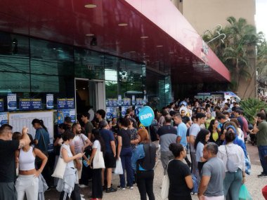 Sao Paulo (SP), Brezilya 12 / 14 / 2025 - Öğrenciler, Sao Paulo başkentinin merkez bölgesinde (leandro chemalle / thews2) UNIP Vergueiro ve Paraiso birimlerinde FUVEST giriş sınavının ikinci aşamasına geçmek üzere geldiler)