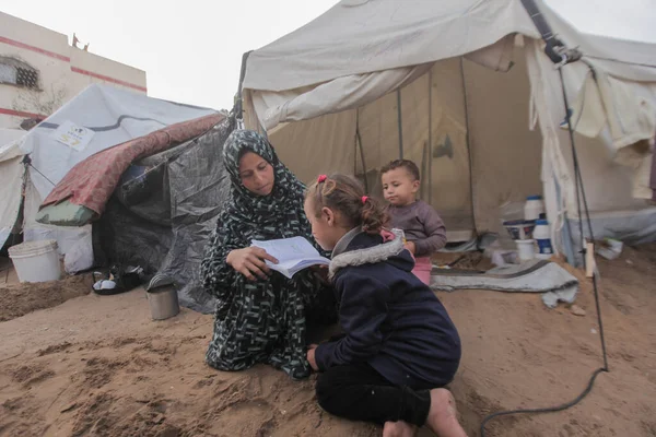 Gazze 'de Savaş Dulları İçin Sığınma Kampı Kutup Fırtınası İçin Diş telleri. 09, Aralık 2025 Gazze, Filistin: Gazze 'nin doğusundaki Nafaq mahallesinden alınan görüntüler, kocalarını kaybeden kadınlar için kurulan bir sığınma kampını ortaya çıkardı (Hashem zimmo / the enews2)