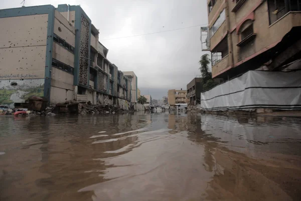 Sel Gazze 'deki Nafaq bölgesinde ve Al-Noor Mahallesi' nde Yerinden Edilme Çadırları 'nı vuruyor. 12 Aralık 2025 Gazze, Filistin: Şiddetli bir gece yağmuru Nafak bölgesi (hashem zimmo / thenews2)