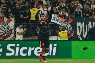 Sao Paulo (SP), 12 / 14 / 2025 - Korintliler 'den Matheus Bidu, Copa do Brasil yarı finalinin ikinci ayağı için geçerli olan Corinthians ve Cruzeiro arasındaki maçtaki golünü kutluyor (leco viana / thews2)