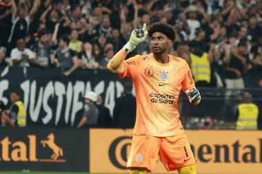 Sao Paulo (SP), 12 / 14 / 2025 - Korintiyalı Hugo, bu Pazar gecesi (leco viana / thenews2), Copa do Brasil yarı finalinin ikinci ayağı için geçerli olan Cruzeiro 'ya karşı Corinthians elemelerini kutluyor)