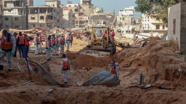 Al Shifa 'a Hastanesi' ne gömülen sivil cesetlerin yeri değiştiriliyor. Gazze, Filistin, 8 Aralık 2025 (Pazartesi): Sivil Savunma Genel Müdürlüğü ve Sağlık Bakanlığı cenazelerin taşınması planlarını açıkladı  