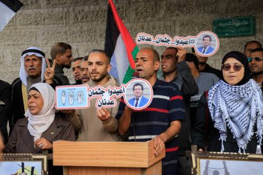 Filistinli tutukluların aileleri, Gazze 'deki Uluslararası Kızılhaç Komitesi' nin karargahı önünde mahkumlara karşı işlenen soykırıma son verilmesini talep etmek için dayanışma standı düzenliyor. Aralık 08, 2025