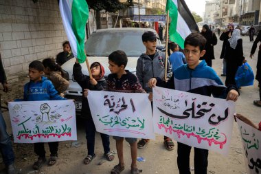 Filistinli tutukluların aileleri, Gazze 'deki Uluslararası Kızılhaç Komitesi' nin karargahı önünde mahkumlara karşı işlenen soykırıma son verilmesini talep etmek için dayanışma standı düzenliyor. Aralık 08, 2025