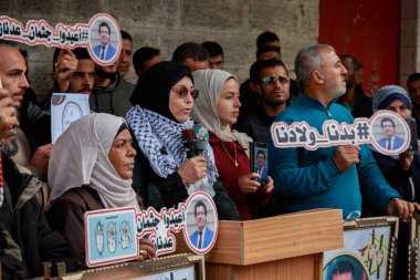 Filistinli tutukluların aileleri, Gazze 'deki Uluslararası Kızılhaç Komitesi' nin karargahı önünde mahkumlara karşı işlenen soykırıma son verilmesini talep etmek için dayanışma standı düzenliyor. Aralık 08, 2025