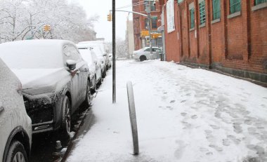 14 Aralık 2025, New York, ABD: New Yorklular 14 Aralık Pazar günü trafik, sokak, ağaçlar, binalar ve karla kaplı ve sokakları kaygan ve ıslak hale getiren diğer şeylerle (niyi fote / thews2) karşılaştılar.)