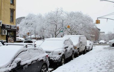 14 Aralık 2025, New York, ABD: New Yorklular 14 Aralık Pazar günü trafik, sokak, ağaçlar, binalar ve karla kaplı ve sokakları kaygan ve ıslak hale getiren diğer şeylerle (niyi fote / thews2) karşılaştılar.)