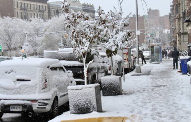 14 Aralık 2025, New York, ABD: New Yorklular 14 Aralık Pazar günü trafik, sokak, ağaçlar, binalar ve karla kaplı ve sokakları kaygan ve ıslak hale getiren diğer şeylerle (niyi fote / thews2) karşılaştılar.)