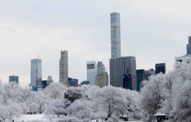 Central Park 'taki Şiddetli Kar, Park Goers' ı cezbetti. 14 Aralık 2025, New York, ABD: Central Park 'ta yoğun kar yağışı New Yorkluları, turistleri ve meraklı insanları kar yağışı ve güzelliğini görmeye çeker. Park insanlarla doludur (niyi fote / theenews2)