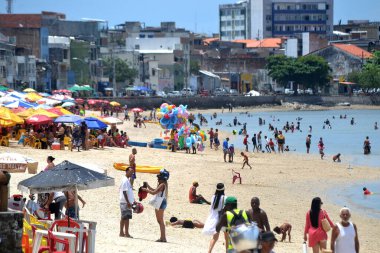 Salvador (BA), Brezilya 08 / 12 / 2025 Yerel halk ve turistler, sabah boyunca çok sayıda hamam ve ziyaretçiyle Salvador kıyısındaki Ribeira plajında tatilin tadını çıkarıyorlar..  