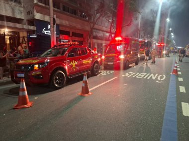Rio de Janeiro (RJ), Brezilya 15 Aralık 2025 'te Rio de Janeiro' nun güney bölgesindeki Avenida Princesa Isabel 'de bir motosiklet ve bisiklet dükkanında büyük bir yangın patlak verdi. (Jose Lucena / The Newws2)
