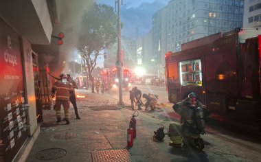 Rio de Janeiro (RJ), Brezilya 15 Aralık 2025 'te Rio de Janeiro' nun güney bölgesindeki Avenida Princesa Isabel 'de bir motosiklet ve bisiklet dükkanında büyük bir yangın patlak verdi. (Jose Lucena / The Newws2)