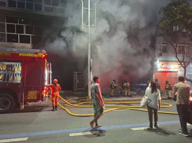 Rio de Janeiro (RJ), Brezilya 15 Aralık 2025 'te Rio de Janeiro' nun güney bölgesindeki Avenida Princesa Isabel 'de bir motosiklet ve bisiklet dükkanında büyük bir yangın patlak verdi. (Jose Lucena / The Newws2)