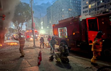 Rio de Janeiro (RJ), Brezilya 15 Aralık 2025 'te Rio de Janeiro' nun güney bölgesindeki Avenida Princesa Isabel 'de bir motosiklet ve bisiklet dükkanında büyük bir yangın patlak verdi. (Jose Lucena / The Newws2)