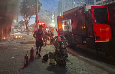 Rio de Janeiro (RJ), Brezilya 15 Aralık 2025 'te Rio de Janeiro' nun güney bölgesindeki Avenida Princesa Isabel 'de bir motosiklet ve bisiklet dükkanında büyük bir yangın patlak verdi. (Jose Lucena / The Newws2)