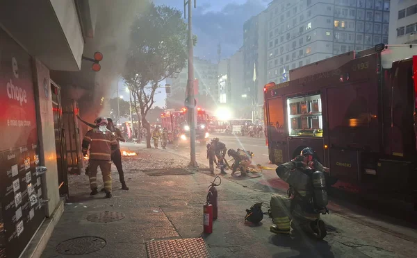 Rio de Janeiro (RJ), Brezilya 15 Aralık 2025 'te Rio de Janeiro' nun güney bölgesindeki Avenida Princesa Isabel 'de bir motosiklet ve bisiklet dükkanında büyük bir yangın patlak verdi. (Jose Lucena / The Newws2)