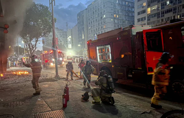 Rio de Janeiro (RJ), Brezilya 15 Aralık 2025 'te Rio de Janeiro' nun güney bölgesindeki Avenida Princesa Isabel 'de bir motosiklet ve bisiklet dükkanında büyük bir yangın patlak verdi. (Jose Lucena / The Newws2)