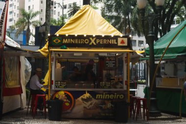 Curitiba (PR), Brezilya 12 / 15 / 2025 - Osorio Meydanı Noel Fuarı, tipik Brezilya yemekleri ve dünyanın çeşitli yerlerinden yaratıcı hediyeler, el sanatları ve karşı konulamaz tatları bir araya getiriyor. (Edson de souza / the newws2)