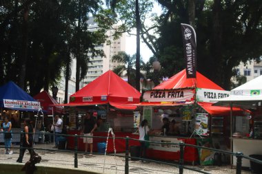 Curitiba (PR), Brezilya 12 / 15 / 2025 - Osorio Meydanı Noel Fuarı, tipik Brezilya yemekleri ve dünyanın çeşitli yerlerinden yaratıcı hediyeler, el sanatları ve karşı konulamaz tatları bir araya getiriyor. (Edson de souza / the newws2)