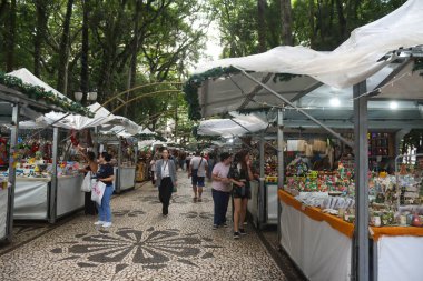 Curitiba (PR), Brezilya 12 / 15 / 2025 - Osorio Meydanı Noel Fuarı, tipik Brezilya yemekleri ve dünyanın çeşitli yerlerinden yaratıcı hediyeler, el sanatları ve karşı konulamaz tatları bir araya getiriyor. (Edson de souza / the newws2)