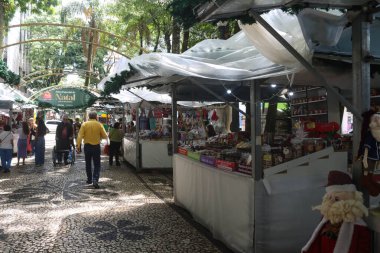 Curitiba (PR), Brezilya 12 / 15 / 2025 - Osorio Meydanı Noel Fuarı, tipik Brezilya yemekleri ve dünyanın çeşitli yerlerinden yaratıcı hediyeler, el sanatları ve karşı konulamaz tatları bir araya getiriyor. (Edson de souza / the newws2)