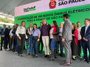 Sao Paulo (SP), Brezilya 17 Aralık 2025 Sao Paulo Belediye Binası, kentin toplu taşıma filosuna entegre edilecek 140 yeni elektrikli otobüs sunuyor. (oslaim brito / the newws2)