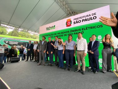 Sao Paulo (SP), Brezilya 17 Aralık 2025 Sao Paulo Belediye Binası, kentin toplu taşıma filosuna entegre edilecek 140 yeni elektrikli otobüs sunuyor. (oslaim brito / the newws2)